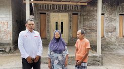 Yayasan Pak Prabowo Mengatapi Rumah Janda Sebatang Kara